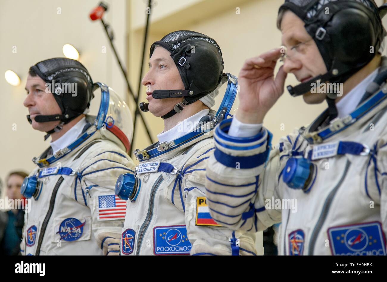 Internationale Raumstation ISS-Expedition 47 backup Crew Mitglieder amerikanischer Astronaut Shane Kimbroug, links, russischer Kosmonaut Sergei Ryzhikov, Center und russischen Kosmonauten Andre Borisenko Fuß für ihre Sojus-Qualifikation-Prüfungen auf der Gagarin-Kosmonautentrainingszentrum 24. Februar 2016 in Star City, Russland. Stockfoto