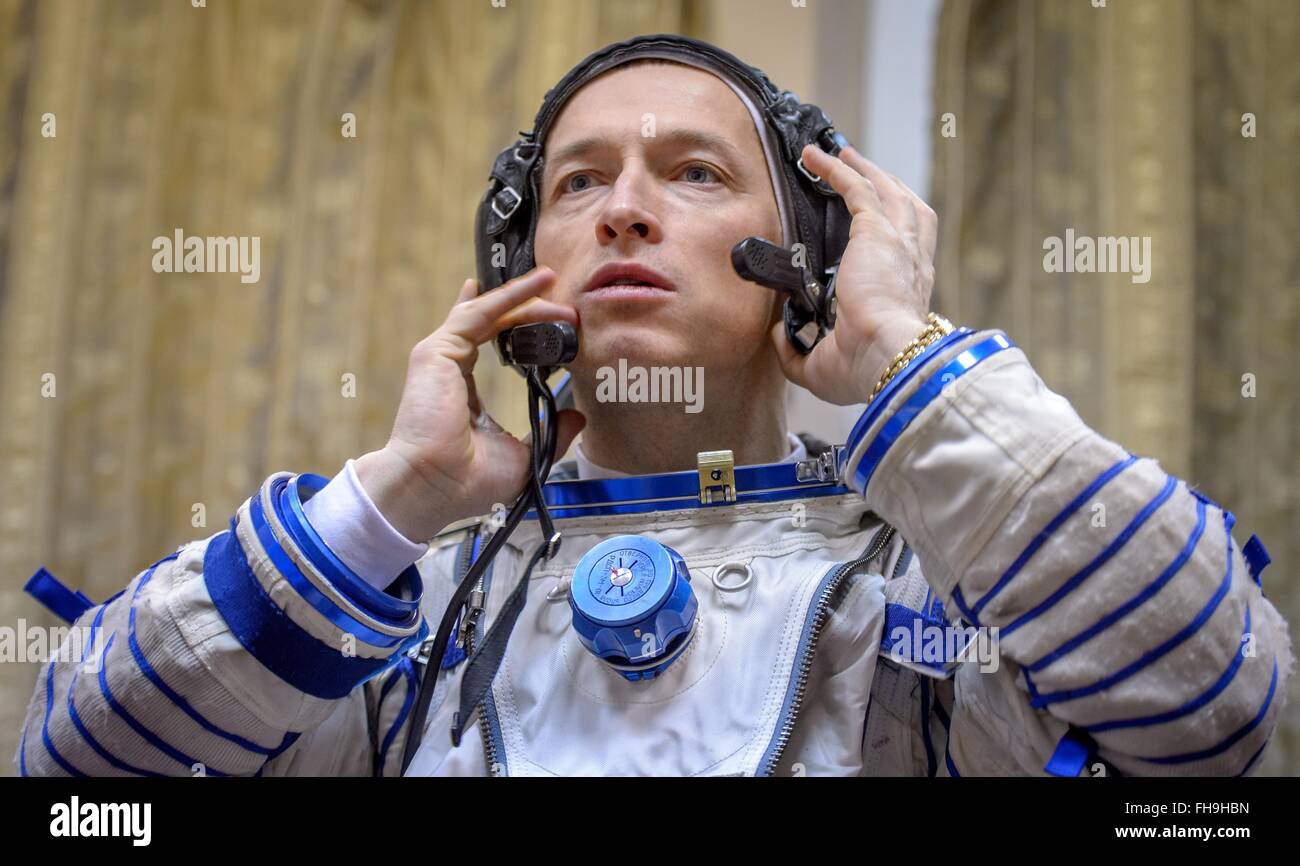 Internationale Raumstation ISS-Expedition 47 backup Crew Mitglied russische Kosmonaut Sergei Ryzhikov zieht seinen Sokol Anzug vor seinem Sojus Qualifikation Prüfungen an den Gagarin-Kosmonautentrainingszentrum 24. Februar 2016 in Star City, Russland. Stockfoto