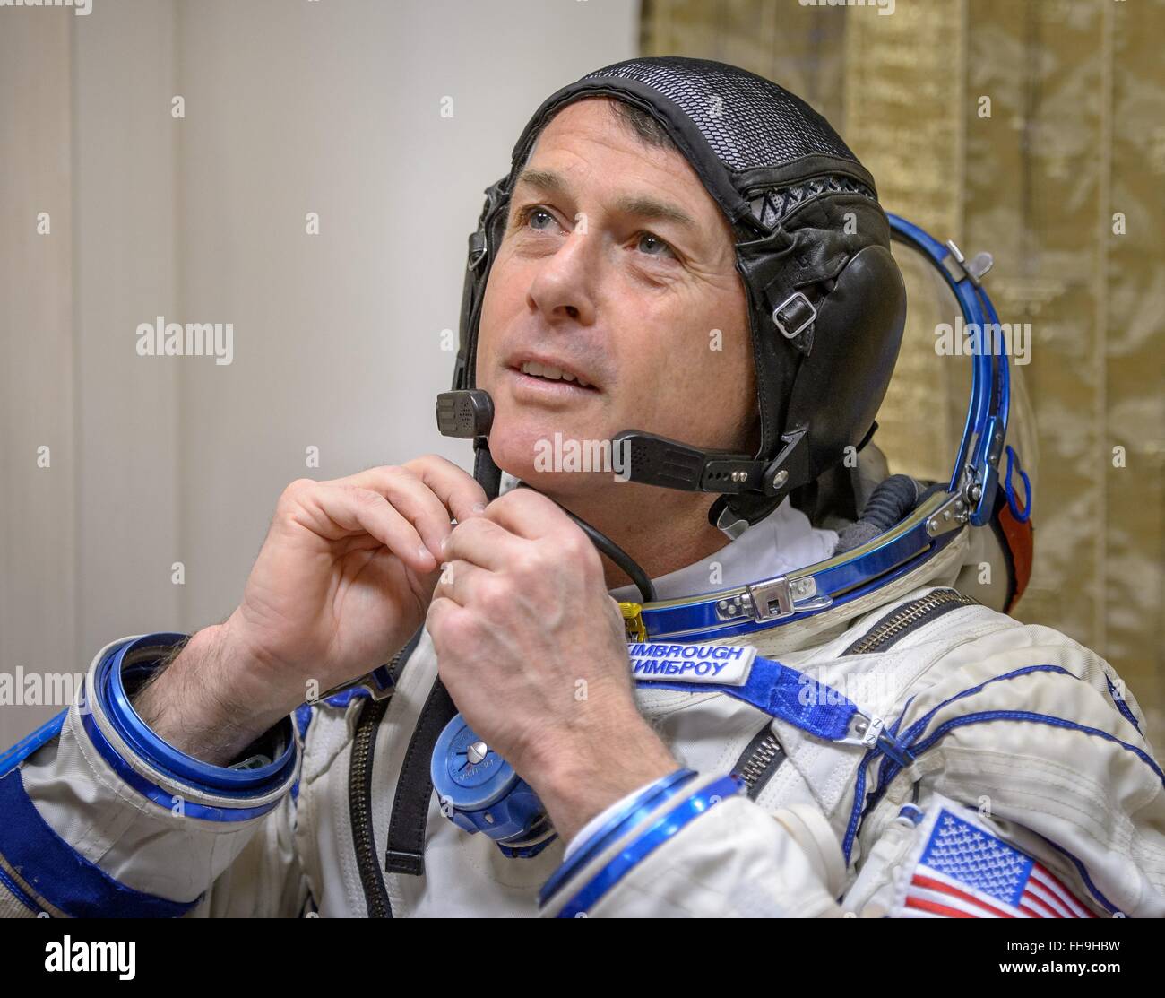 Internationale Raumstation ISS-Expedition 47 backup Crew Mitglied US-amerikanischer Astronaut Shane Kimbroug zieht seinen Sokol Anzug vor seinem Sojus Qualifikation Prüfungen an den Gagarin-Kosmonautentrainingszentrum 24. Februar 2016 in Star City, Russland. Stockfoto