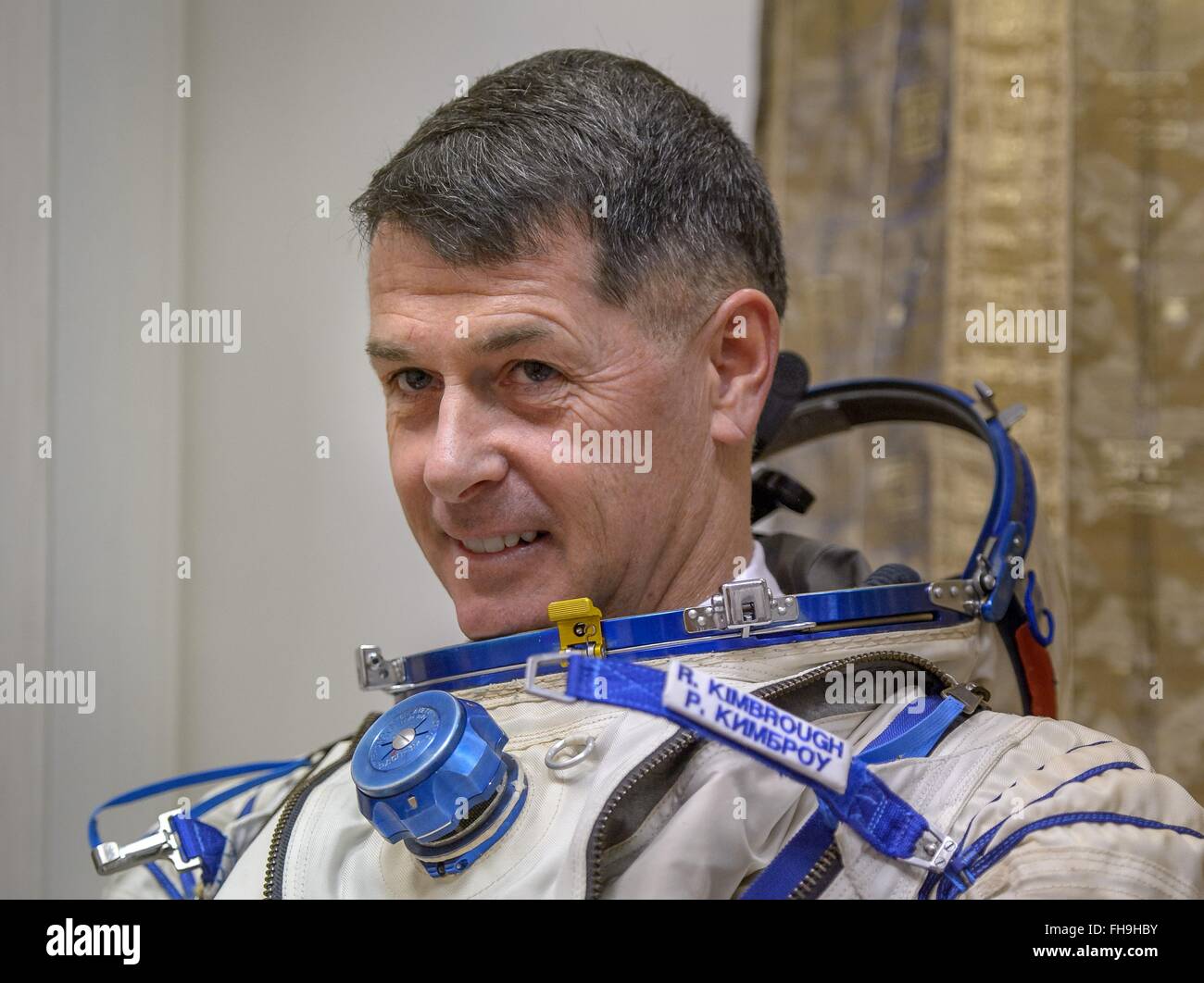 Internationale Raumstation ISS-Expedition 47 backup Crew Mitglied US-amerikanischer Astronaut Shane Kimbroug zieht seinen Sokol Anzug vor seinem Sojus Qualifikation Prüfungen an den Gagarin-Kosmonautentrainingszentrum 24. Februar 2016 in Star City, Russland. Stockfoto