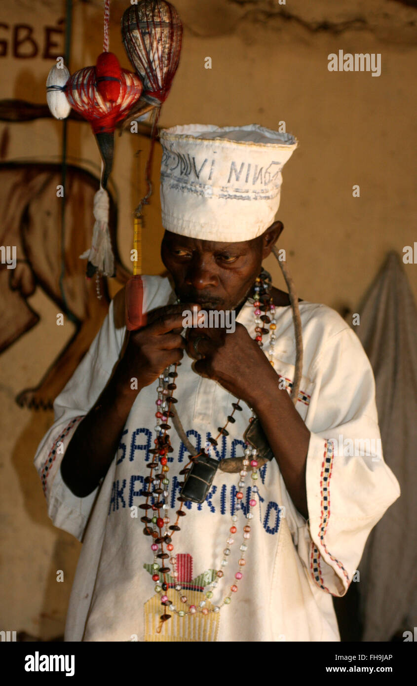 Afrikanische Voodoo Priester bereitet sich auf ein traditionelles heilende Ritual. Stockfoto