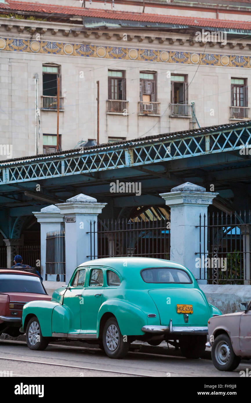 Altes grünes Auto parkte vor dem Bahnhof in Havanna, Kuba, Westindische Inseln, Karibik, Mittelamerika Stockfoto