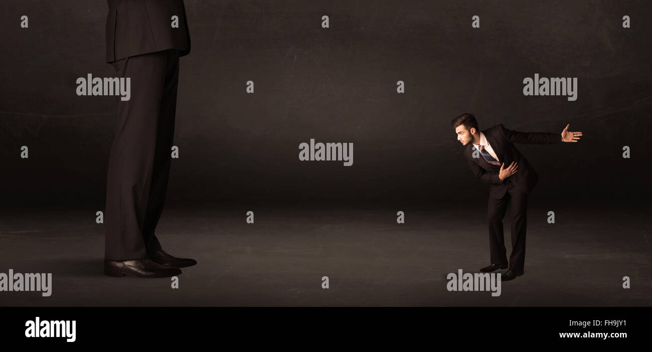 Großer Mann mit kleinen Geschäftsmann am vorderen Konzept stehen Stockfoto