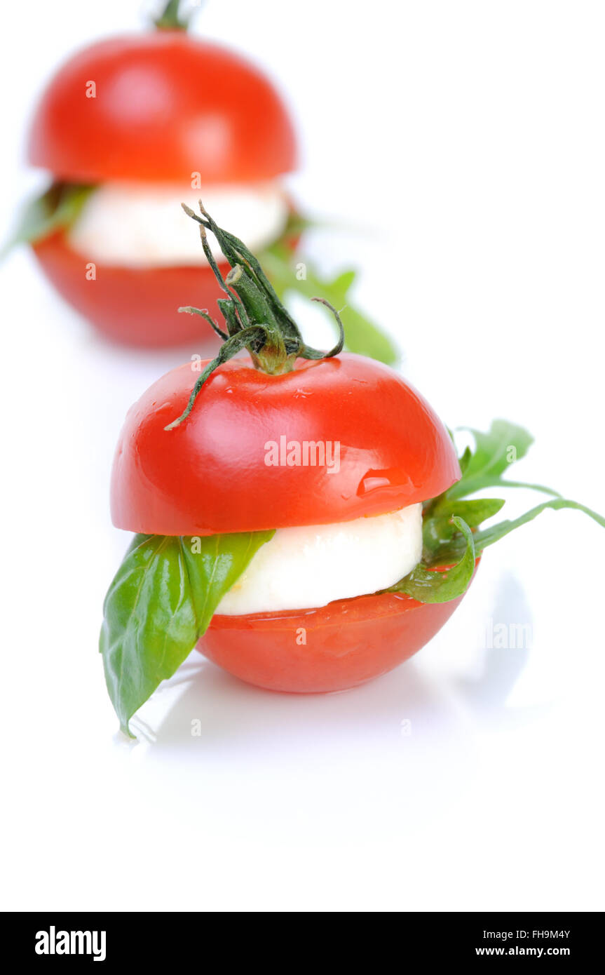 Vorspeise-Cherry-Tomate mit Mozzarella und Basilikum, Rucola Stockfoto