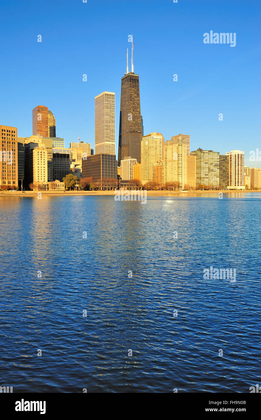 Chicago's John Hancock Gebäude erhebt sich über der berühmten Gold Coast Skyline und den Lake Michigan. Chicago, Illinois, USA. Stockfoto