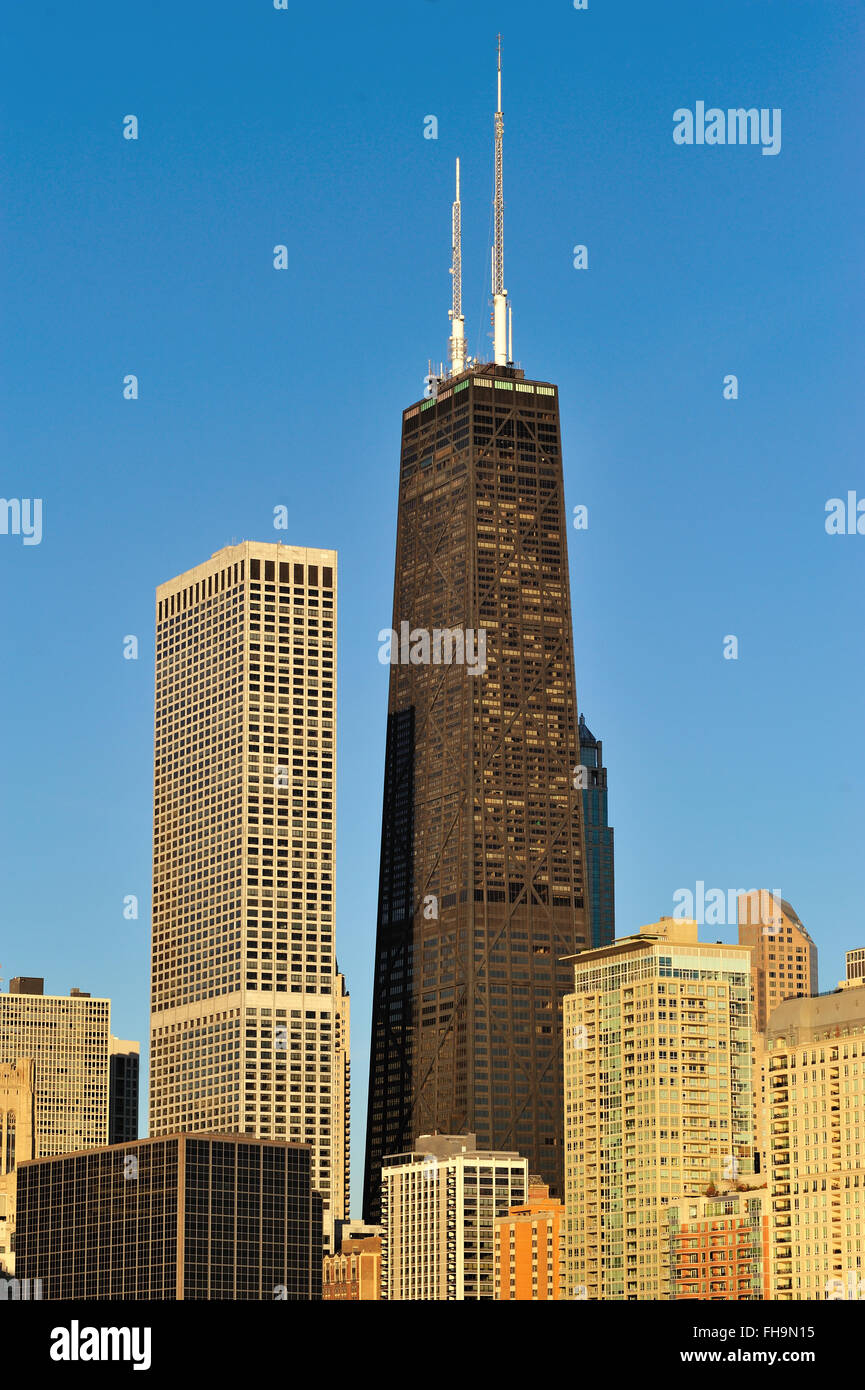 Chicago ist schwarz-ummantelten John Hancock Building steigt über den berühmten Gold Coast Skyline. Chicago, Illinois, USA. Stockfoto