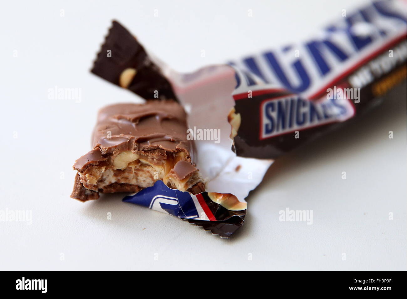 Moskau, Russland. 24. Februar 2016. Ein Schokolade Snickers. Mars Inc.,  Erinnert Sich Schokoriegel In 55 Ländern, Die In Den Niederlanden  Hergestellt, Wie Eine Stück Plastik In Ein Snickers Gefunden Wurde. Der  Rückruf