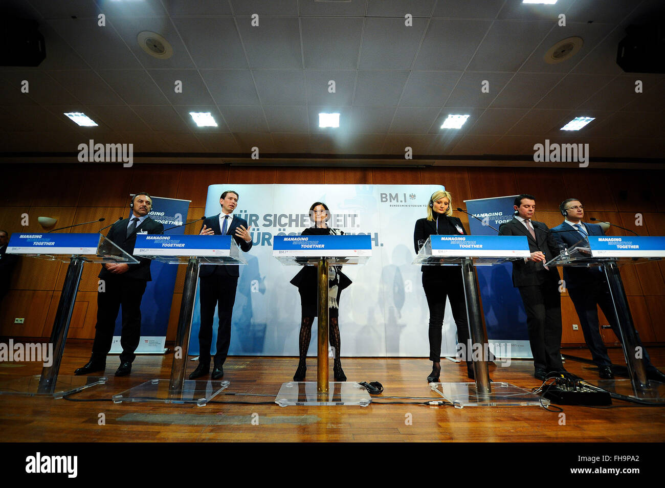 Wien, Mittwoch. 24. Februar 2016. Kroatisch-Innenminister Vlaho Orepic, österreichische Außenminister Sebastian Kurz, österreichische Innenminister Johanna Mikl-Leitner, slowenische Innenminister Vesna Gjerkes Znidar, mazedonischen Außenminister Nikola Poposki, serbische Innenminister Nebojsa Stefanovic(L to R) besuchen eine Pressekonferenz während der westlichen Balkan-Konferenz mit dem Thema "Managing Migration Together" in Wien, Österreich, Mittwoch, 24. Februar 2016. Bildnachweis: Qian Yi/Xinhua/Alamy Live-Nachrichten Stockfoto