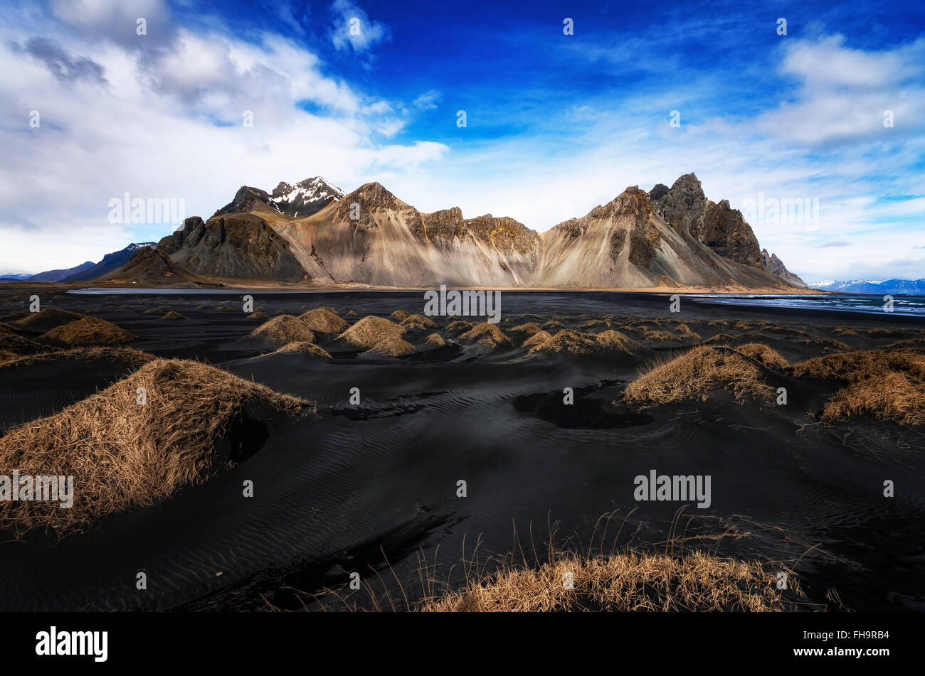 Island, Stokknes, Vestrahorn Berge, schwarze Sandstrand Stockfoto