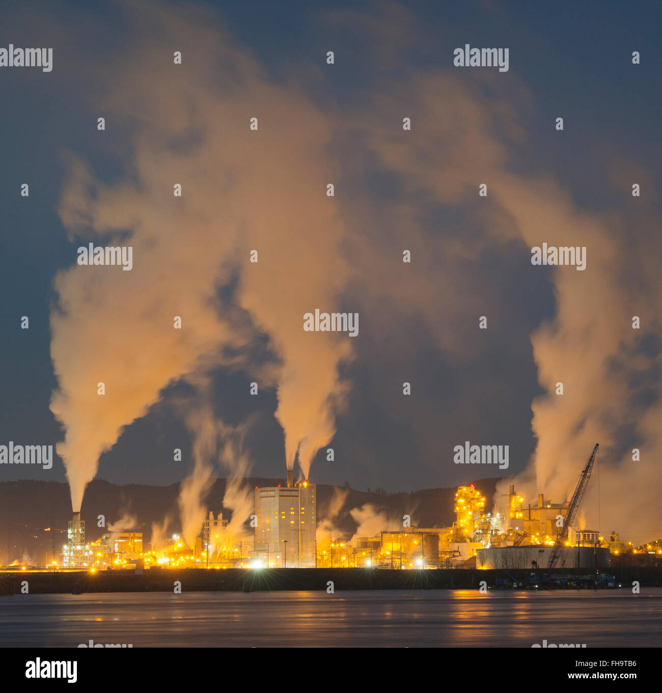 KapStone Papierfabrik an der Dämmerung, Columbia River, Longview, Washington Stockfoto