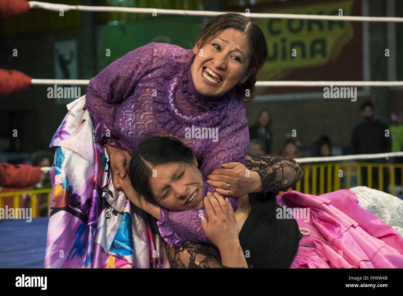 Zwei Frauen kämpfen in den Ring Ringen in El Alto. Stockfoto