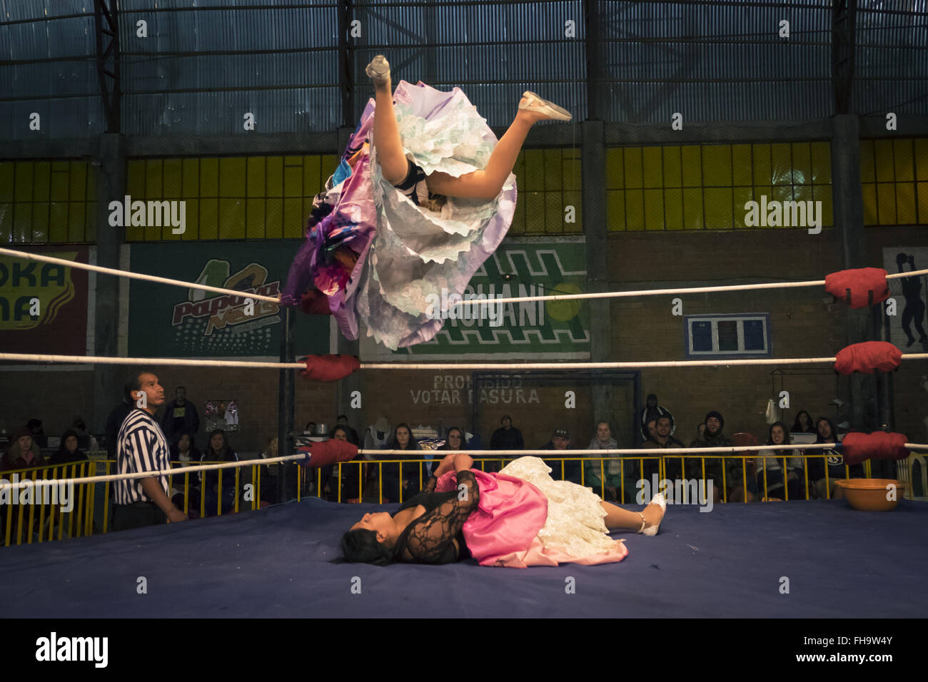 Zwei Frauen kämpfen in den Ring Ringen in El Alto. Stockfoto