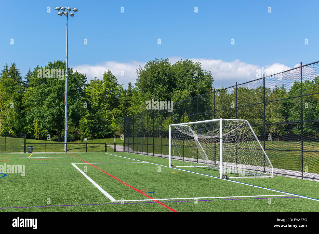 Fußball-Tore auf Kunstrasen-Feld. Stockfoto