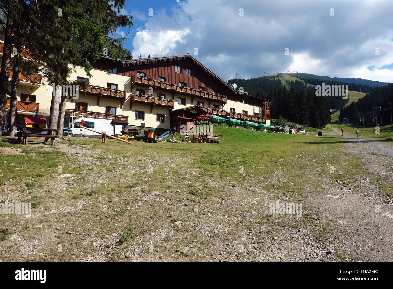 Jasna Resort, niedrigen Tatra, Slowakei - 5. August 2013: Blick auf das Hotel Družba, Straße Biela Put und Chopok Berg des Sommers, Jasna. Stockfoto
