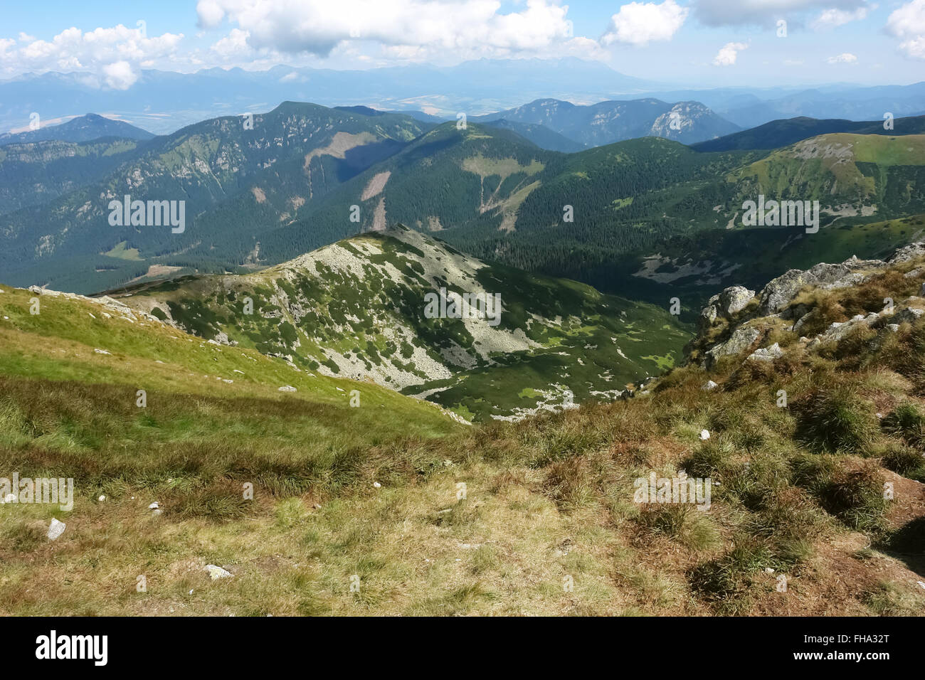 Jasna Resort, niedrigen Tatra, Slowakei - 5. August 2013: Landschaft im niederen Tatra mit Himmel und den grünen Bergen. Stockfoto