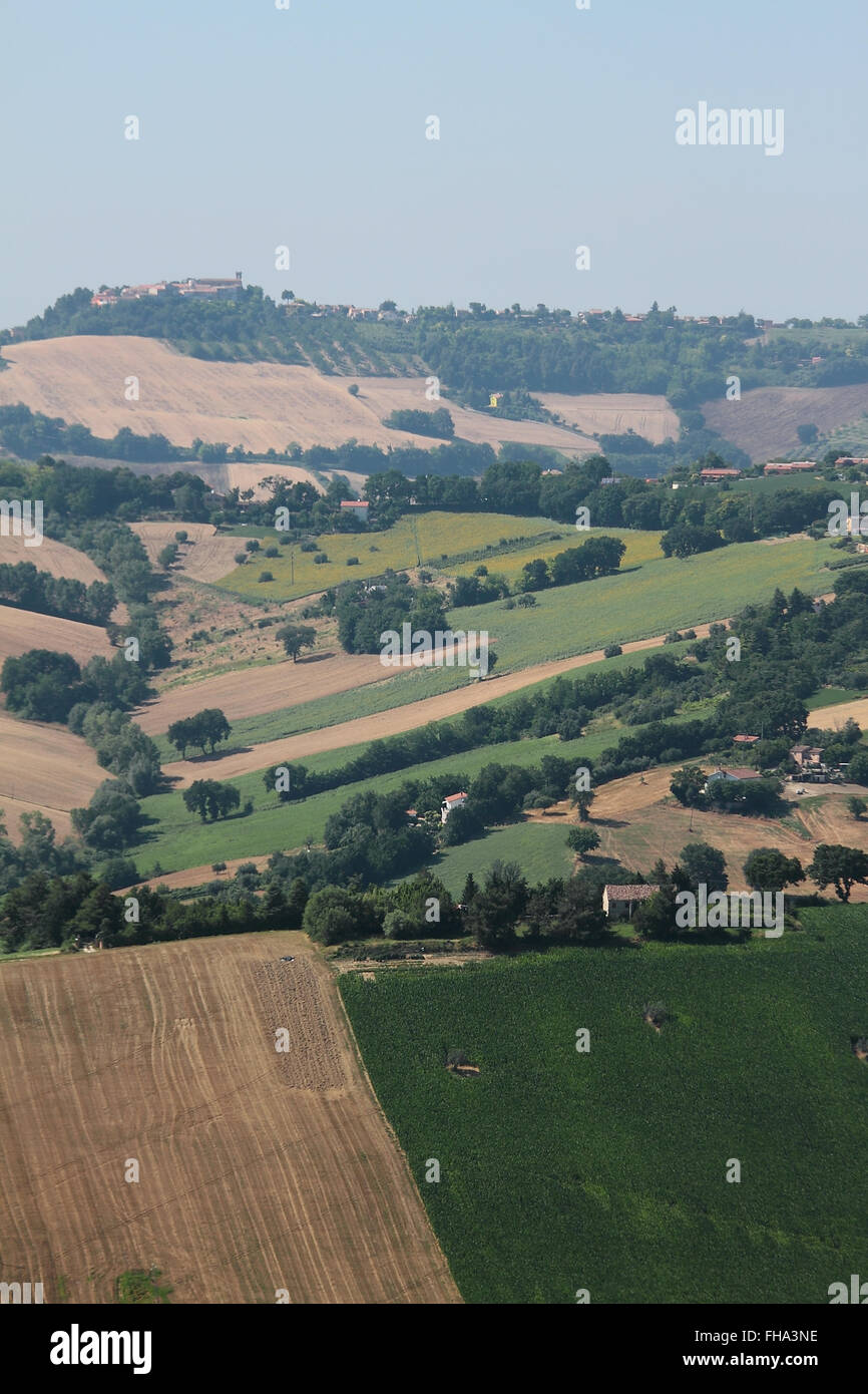 Eine Landschaft von Anbauflächen mit Hügeln. Stockfoto