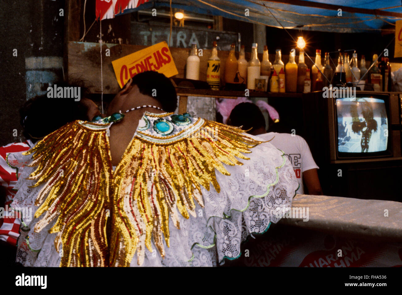 Karneval, Rio De Janeiro, Brasilien - Vorbereitung für Samba-Schulen-Umzug - paar in Liebe tragen Kostüme in einer Bar in der Nähe von Sambodromo, die darauf warten, in der Samba-Schulen-Parade teilnehmen. Stockfoto