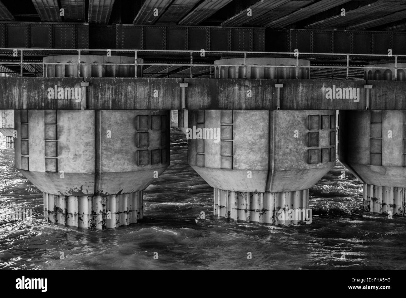 Brücke, die tragenden Säulen aus Fluss Stockfoto