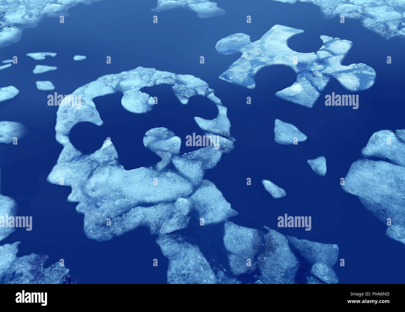Puzzle Kopf Idee und Konzept als ein menschliches Gesichtsprofil hergestellt aus schwebenden Icefloating entfernt im Wasser mit einer Stichsäge ausgeschnitten auf kalten arktischen blauem Hintergrund als ein Symbol der geistigen Gesundheit. Stockfoto