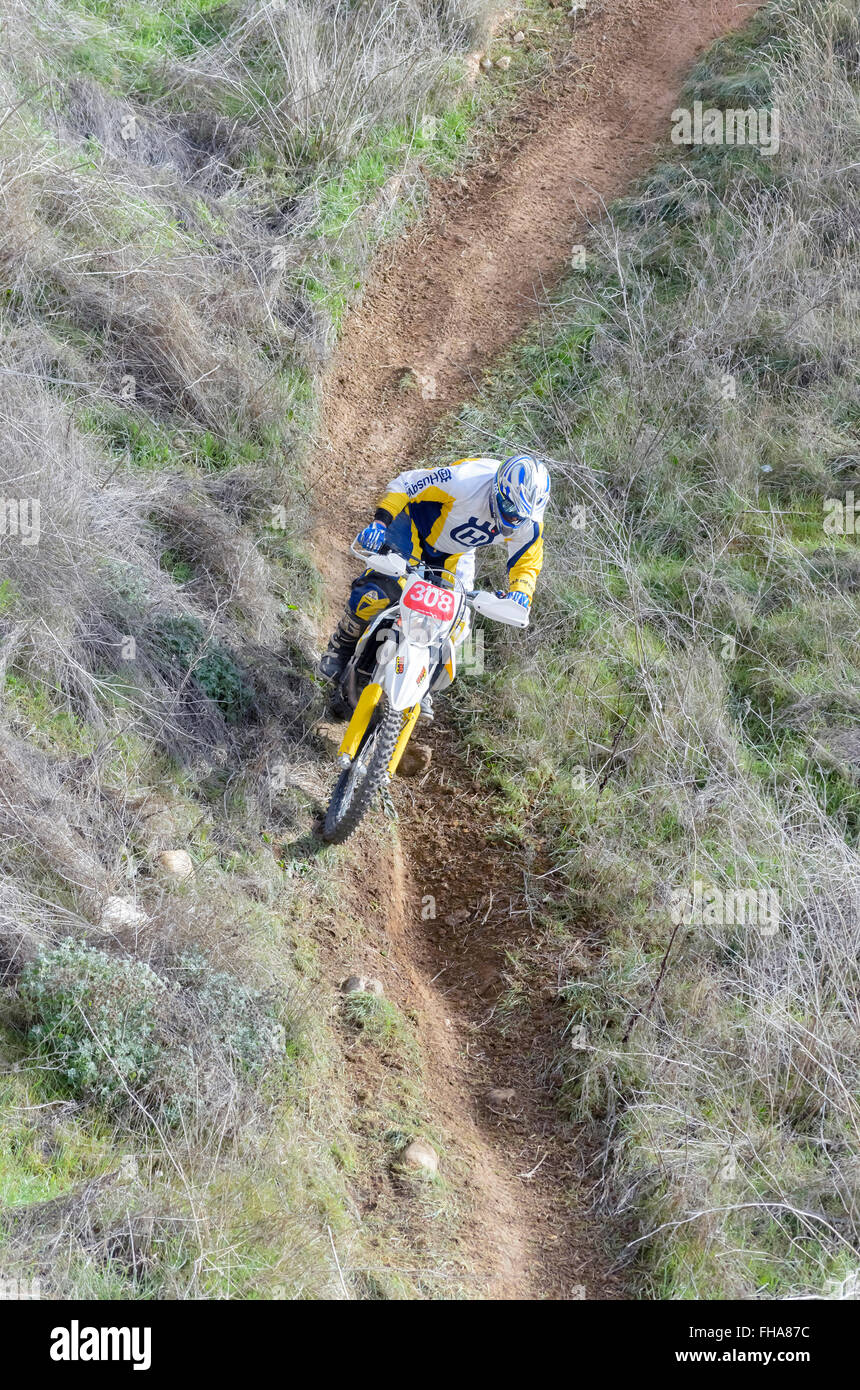 Spanien cross Country Meisterschaft. Luftaufnahme der Motorradfahrer mit Husqvarna Motorrad Stockfoto