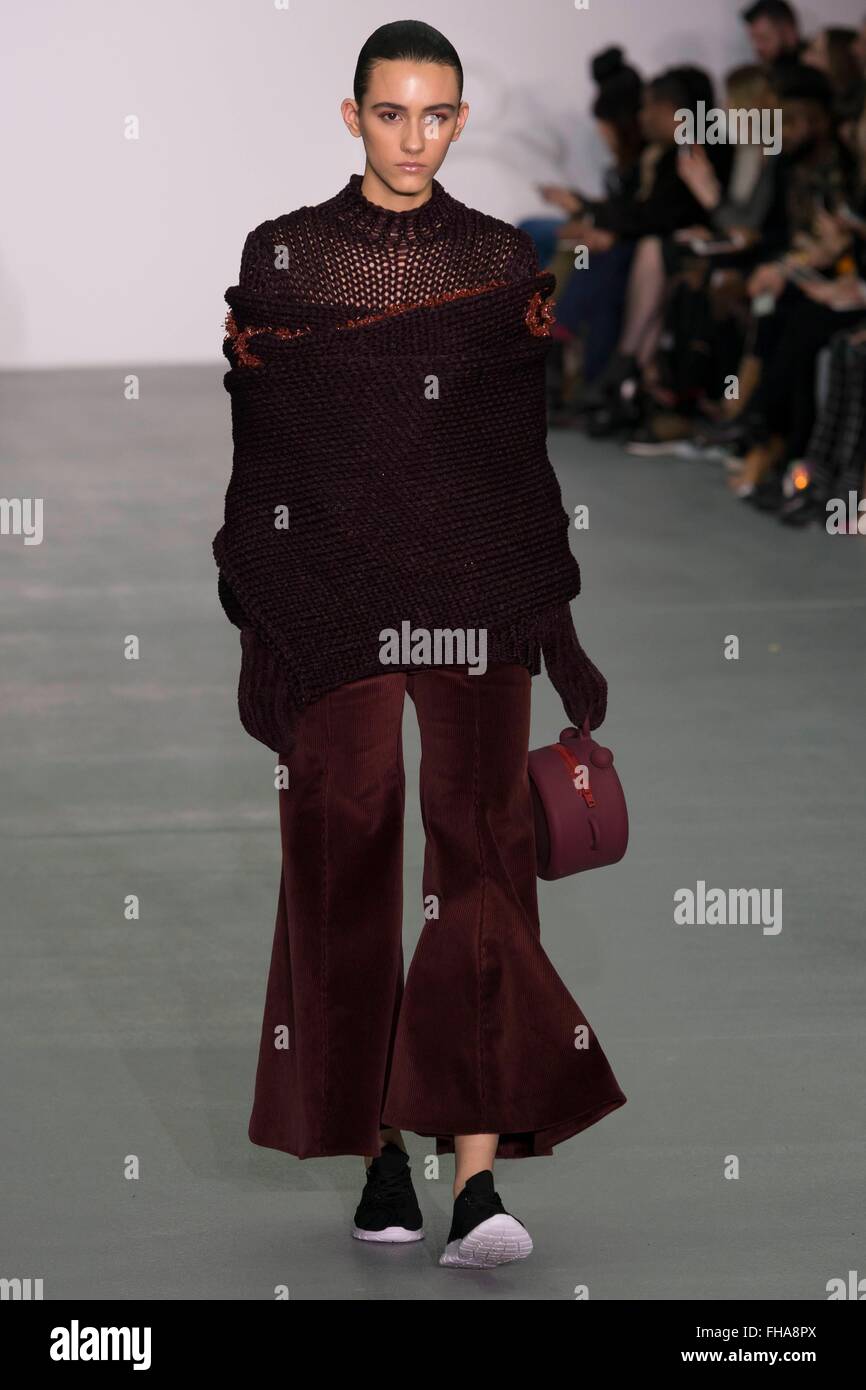 Xiao Li Catwalk in London Fashion Woche AW16, LFW AW16. 23.02.2016 Stockfoto