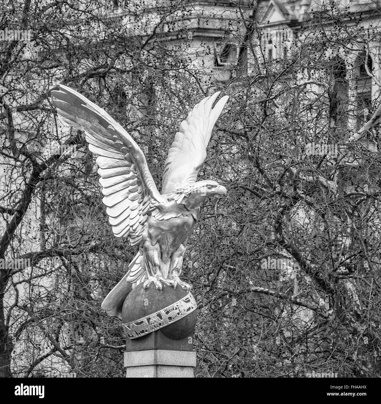 Statue von Steinadler mit Krallen greifen Kugel mit Verteidigungsministerium Baugrund auf der Rückseite Stockfoto