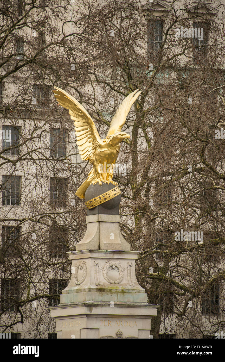 Statue von Steinadler der RAF Gedenkstätte auf der Seite der Themse in London neben dem Gebäude des Verteidigungsministeriums Stockfoto