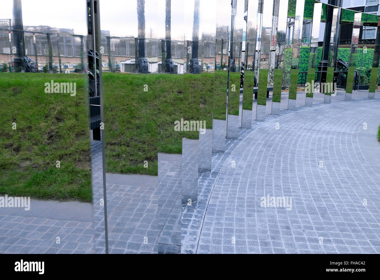 Zeile der vertikale reflektierende Mirriors im neuen Gasholder Park bei Kings Cross Development in London UK KATHY DEWITT Stockfoto