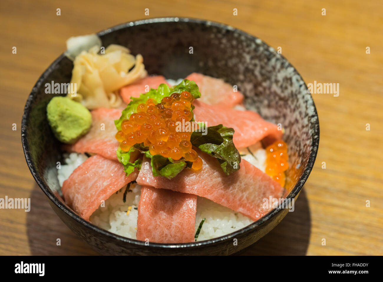 Otoro Sashimi (roher Thunfisch mit Fett) und Lachs Eiern an der Spitze der japanischen Reis Stockfoto