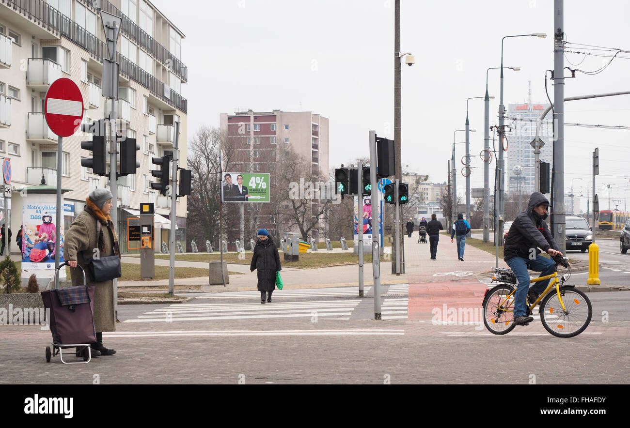 Kreuzung der Straße, Zebra und Fahrrad-route Stockfoto