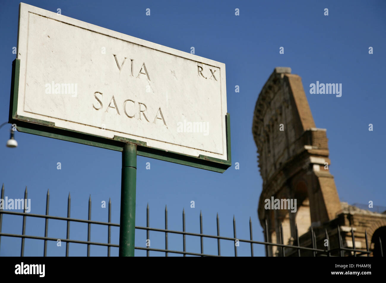 Via Sacra, Rom, Italien mit dem Colosseum oder Flavian Amphitheater hinter. Stockfoto