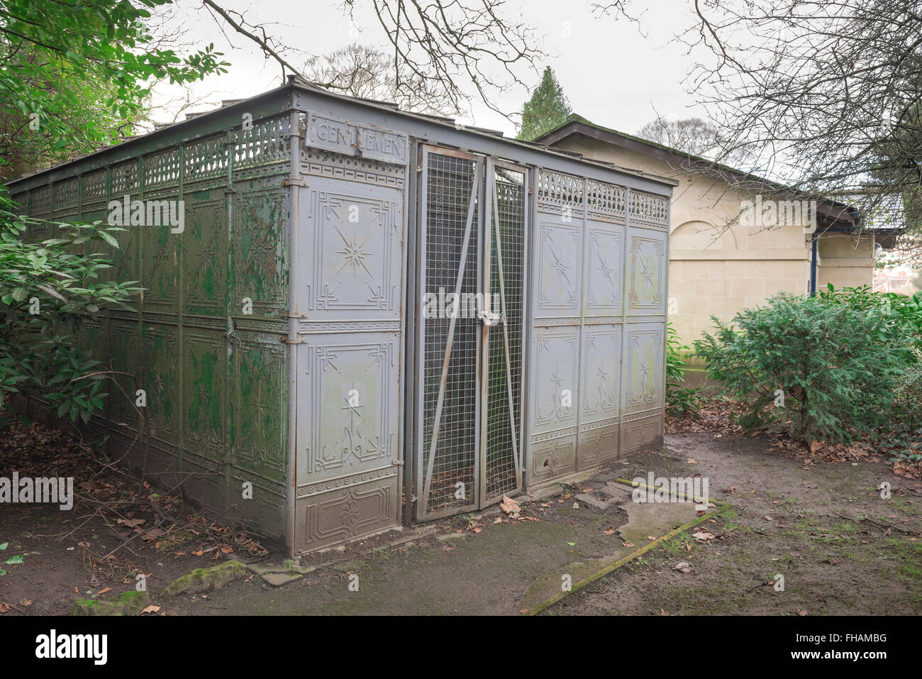 Georgische wc, einem original aus dem 18. Jahrhundert Herren WC, gebaut aus Gusseisen, gelegen in den Sydney Gärten in der Stadt Bath, England. Stockfoto