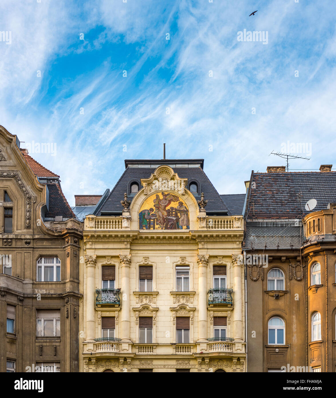 Alte und schöne Architektur in Budapest, Ungarn, Europa. Gebäude im Vordergrund mit blauen Himmel und Wolken im Hintergrund. Stockfoto