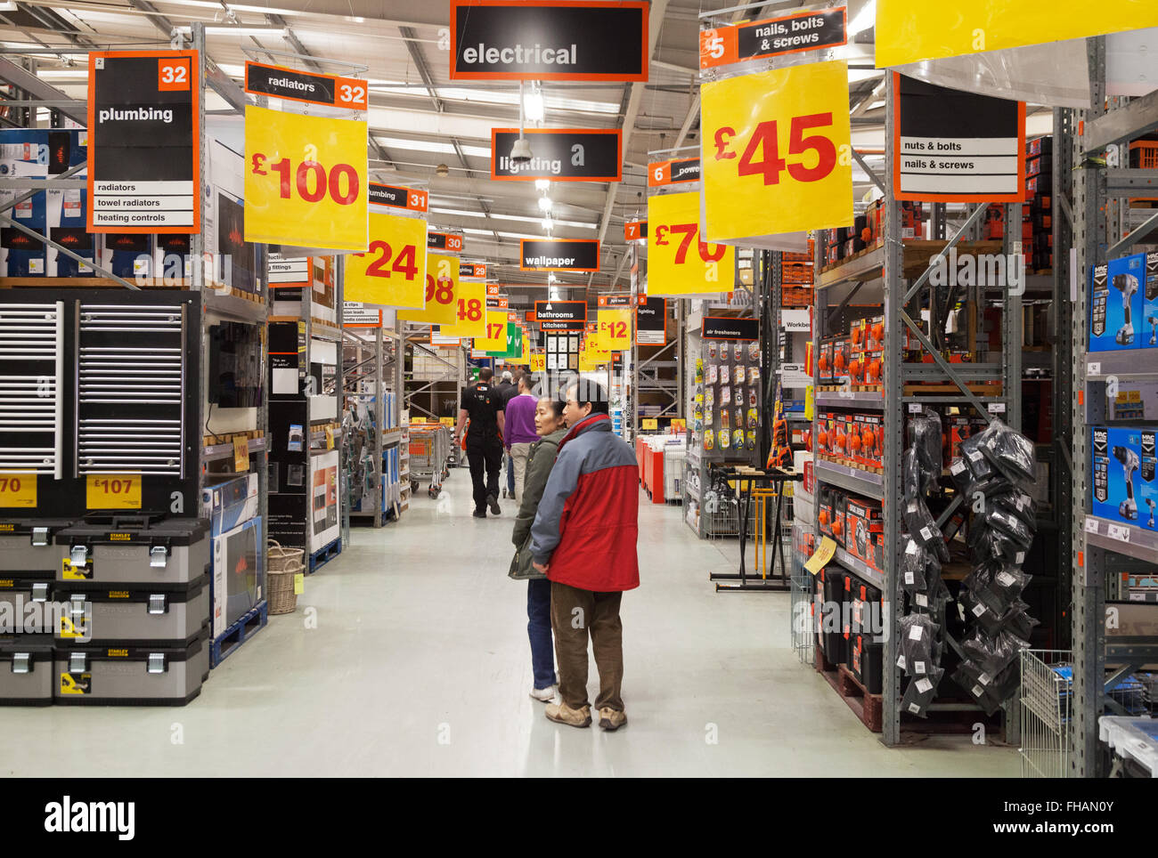 Menschen, die Einkaufen in einer B & Q Lager, B & Q Shop, Cambridge UK Stockfoto