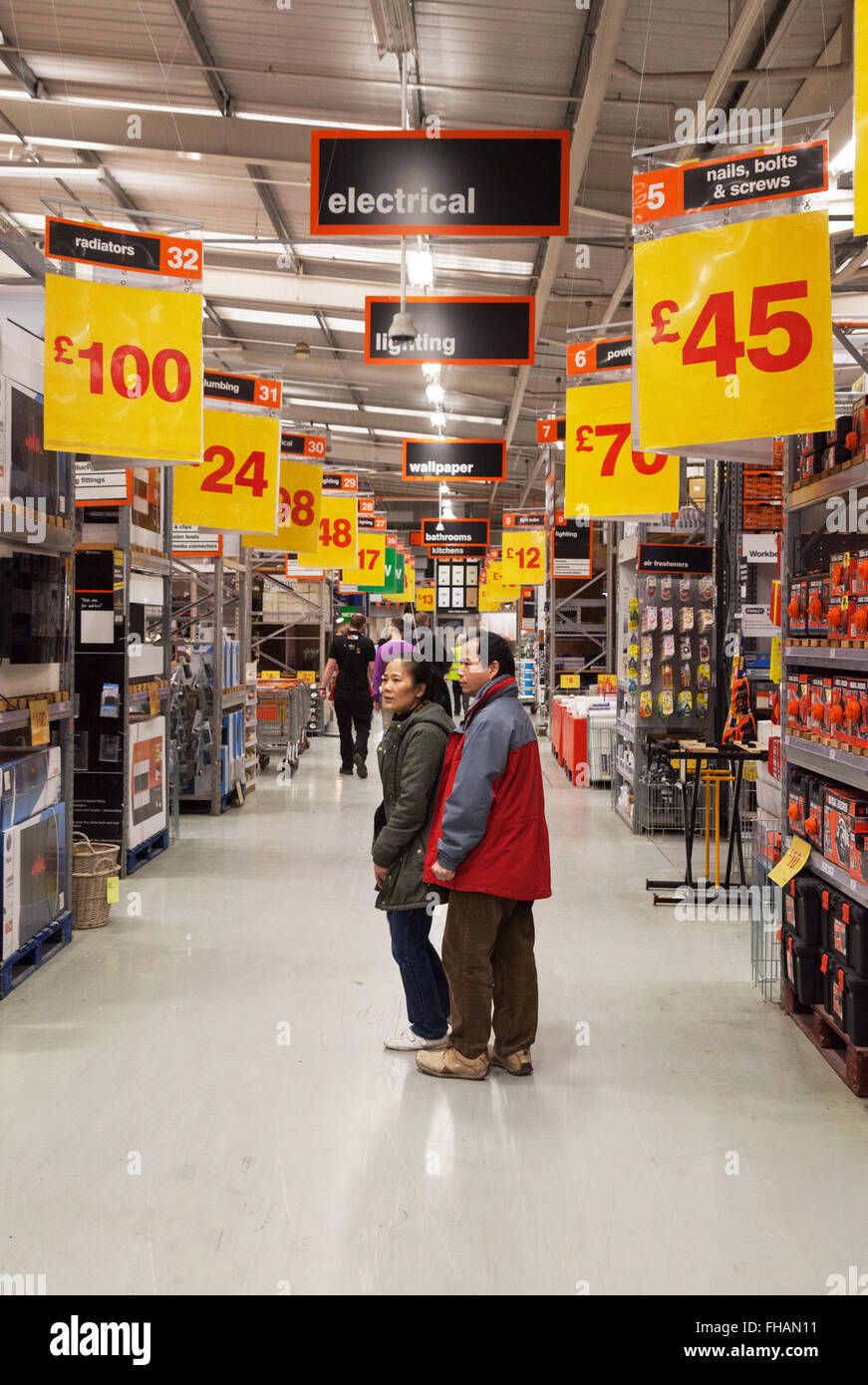 Menschen, die Einkaufen in einer B & Q Lager, B & Q Shop, Cambridge UK Stockfoto