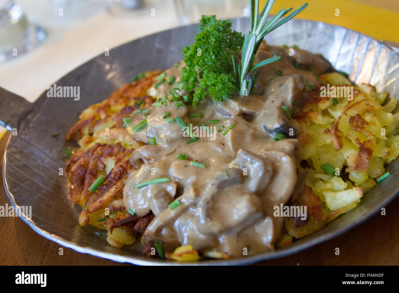 Pilz-Kartoffel-rösti Stockfoto