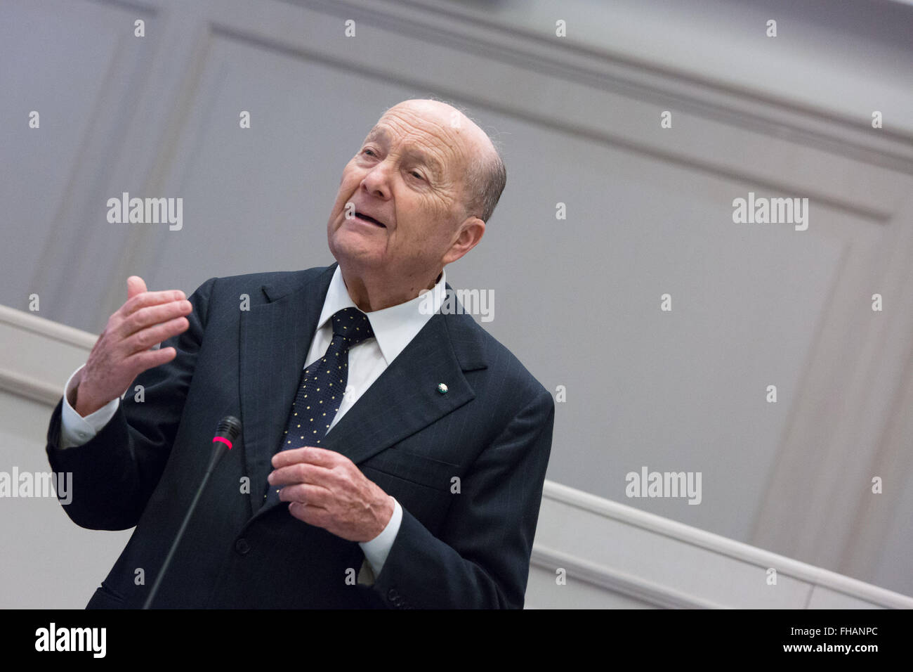 Rom, Italien. 24. Februar 2016. Paolo Grossi spricht der neue Präsident des italienischen Verfassungsgerichtshofs im Palazzo della Consulta in Italien. Verfassungsgericht der Republik Italien wählt Paolo Grossi als seinen neuen Präsidenten mit 14/15 Vorlieben. Bildnachweis: Davide Fracassi/Pacific Press/Alamy Live-Nachrichten Stockfoto