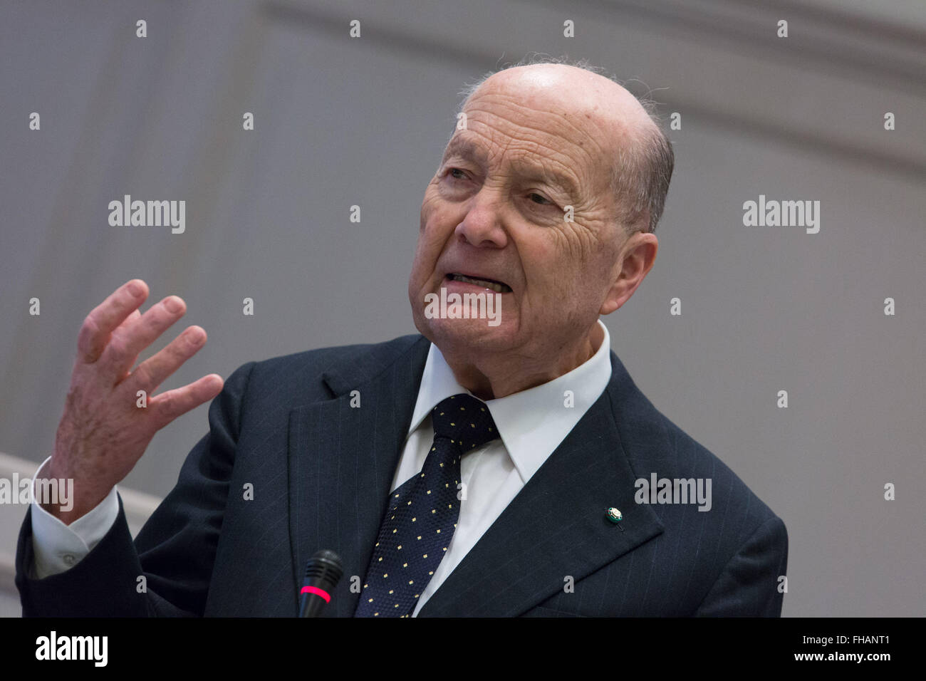 Rom, Italien. 24. Februar 2016. Paolo Grossi spricht der neue Präsident des italienischen Verfassungsgerichtshofs im Palazzo della Consulta in Italien. Verfassungsgericht der Republik Italien wählt Paolo Grossi als seinen neuen Präsidenten mit 14/15 Vorlieben. Bildnachweis: Davide Fracassi/Pacific Press/Alamy Live-Nachrichten Stockfoto