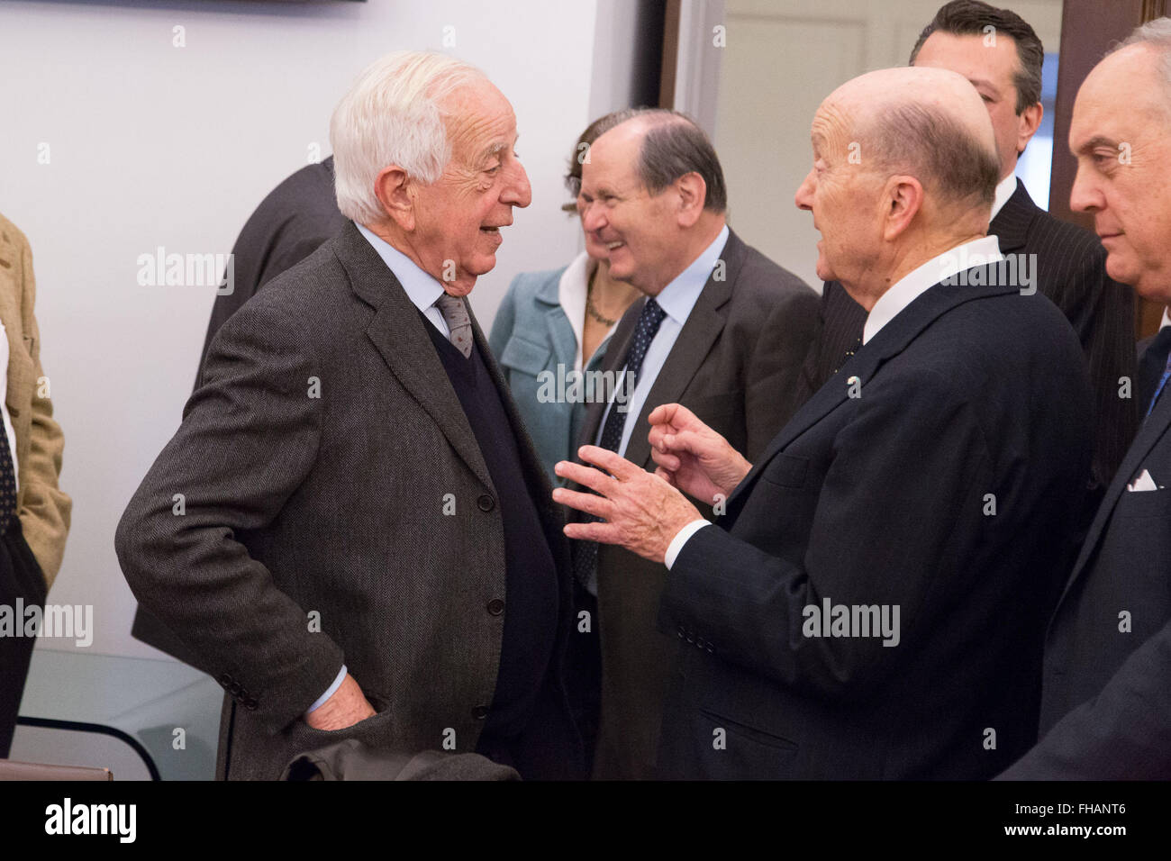 Rom, Italien. 24. Februar 2016. Francesco Amirante (L), Präsident emeritus des italienischen Verfassungsgerichts und Paolo Grossi (R), der neue Präsident des italienischen Verfassungsgerichts am Palazzo della Consulta in Italien. Verfassungsgericht der Republik Italien wählt Paolo Grossi als seinen neuen Präsidenten mit 14/15 Vorlieben. Bildnachweis: Davide Fracassi/Pacific Press/Alamy Live-Nachrichten Stockfoto