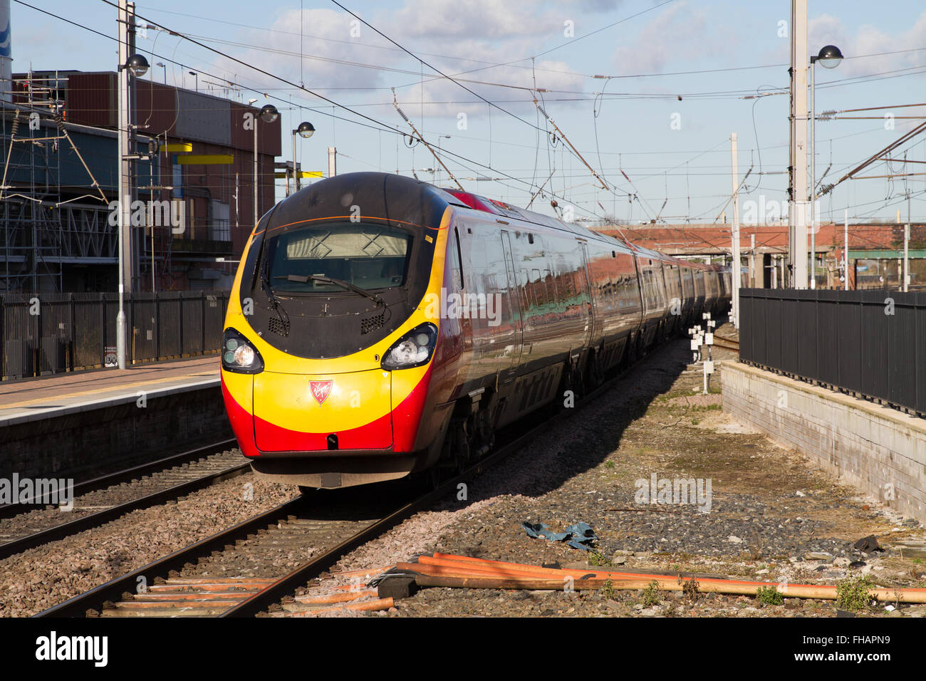 Jungfrau Bahnen Pendolino kommt in Warrington Bank Quay mit Glasgow Euston Service in hellem Sonnenlicht Stockfoto