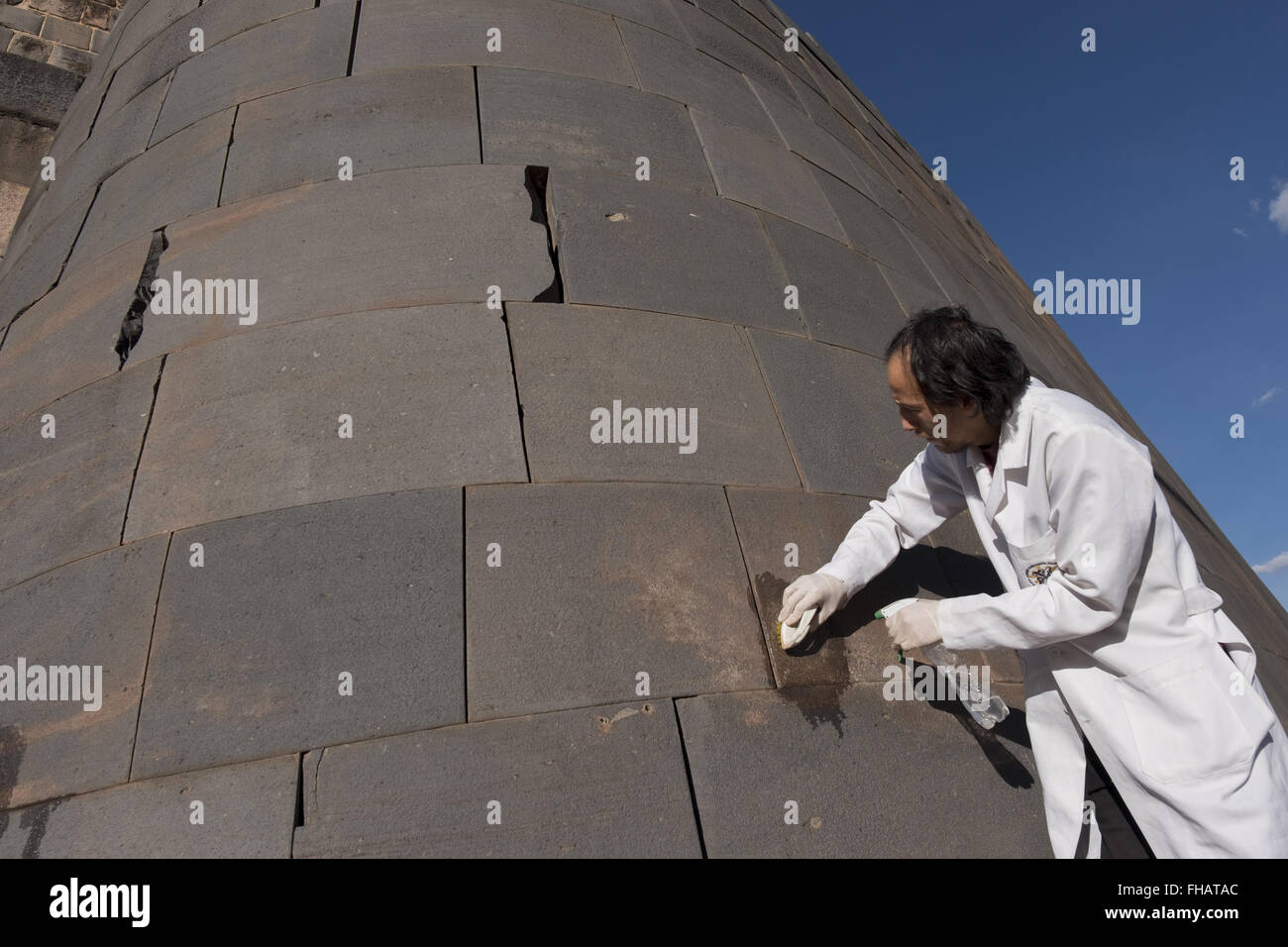 Mitglied der Restaurierungsteam arbeitet an einer der Wände von den Inka-Tempel Stockfoto