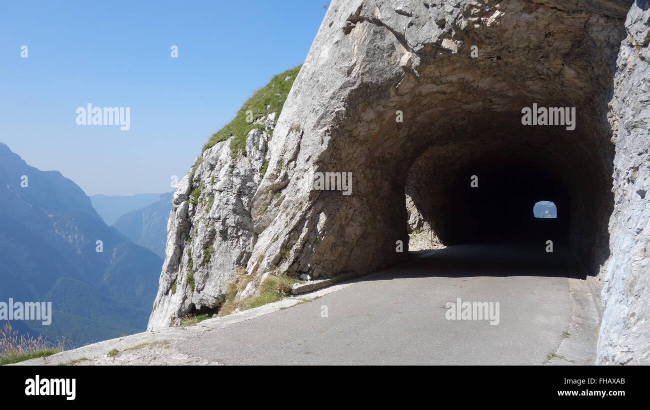 Blick durch einen Tunnel hoch oben auf den Mangart Bergstraße in Slowenien Stockfoto