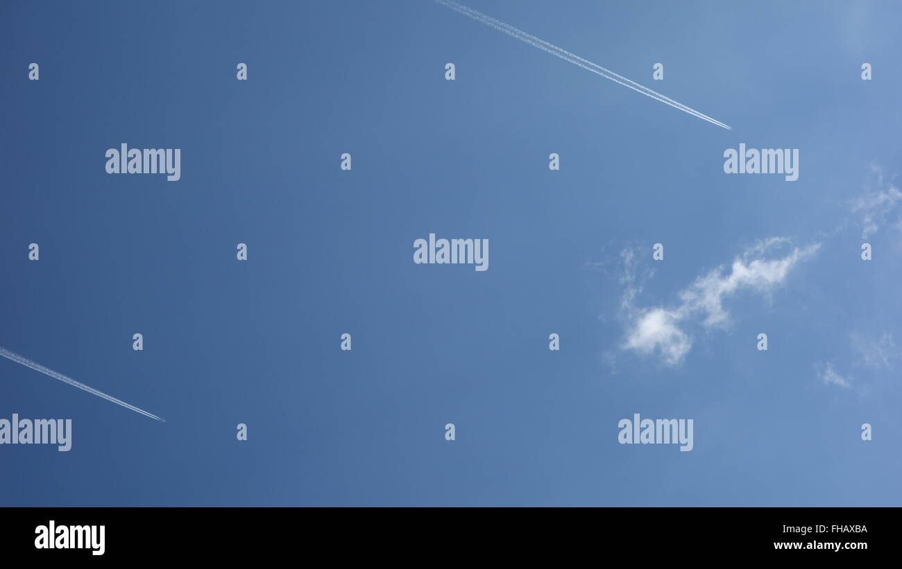 Zwei Flugzeuge fliegen Seite an Seite über die Alpen Stockfoto