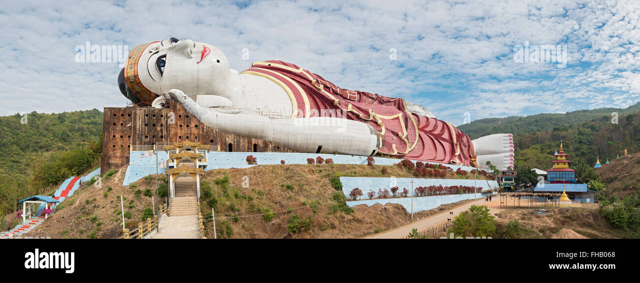Gewinnen Sie Sein Reclining Buddha-Statue am Mudon in der Nähe von Mawlamyine, Mon State, Birma - Myanmar Stockfoto