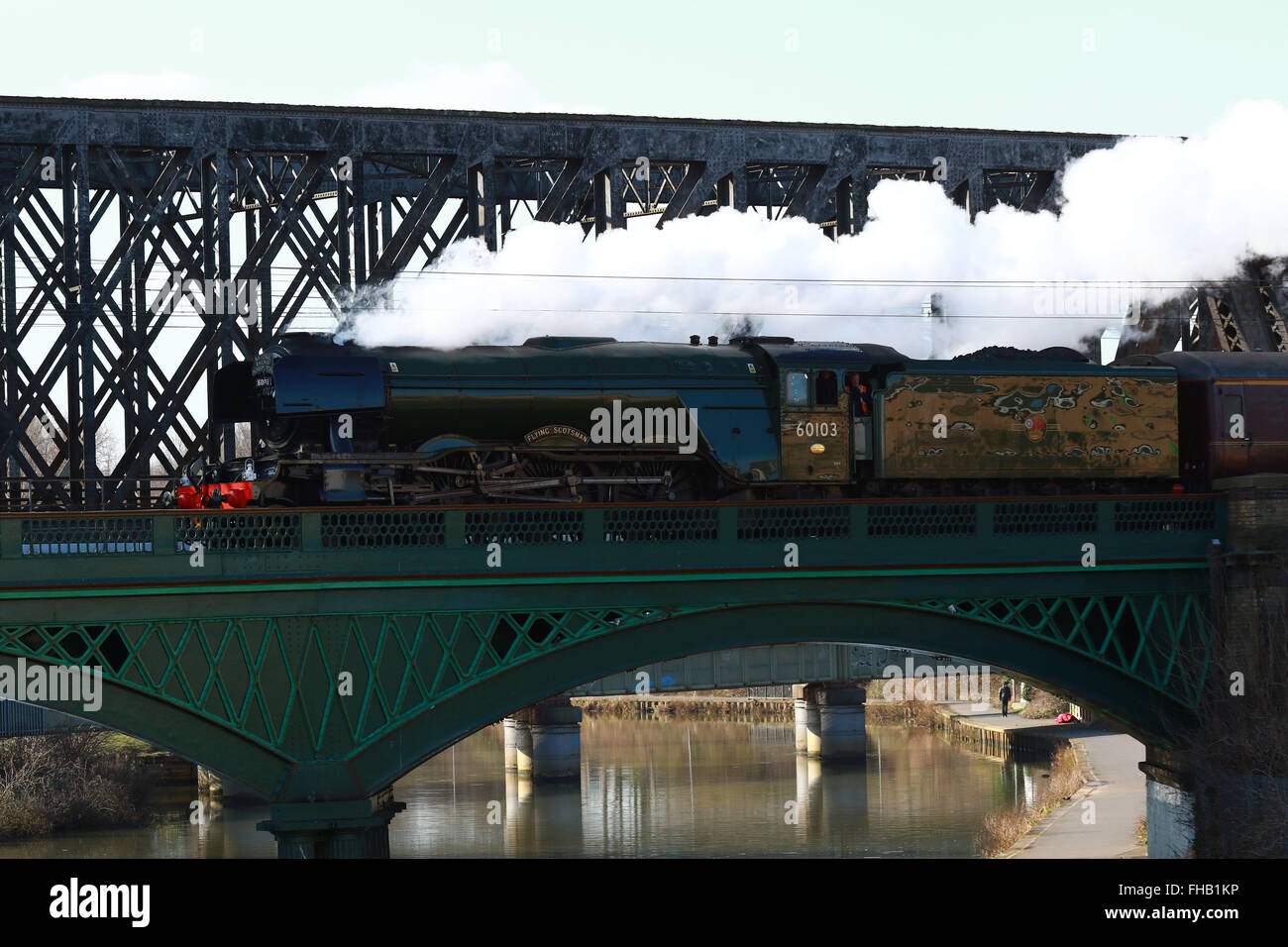 Peterborough, Cambridgeshire, Großbritannien. 24. Februar 2016. Die Flying Scotsman Dampf Zug kreuzen den Fluss Nene in Peterborough als macht es seinen Weg nach London für seinen ersten Passagierservice von London Kings Cross nach York Morgen. Flying Scotsman hat ein £ 4,2 Millionen Refit hatte, da es an der Ostküste Hauptstrecke 2005 zuletzt ausgeführt wurde.  Bildnachweis: Paul Marriott/Alamy Live-Nachrichten Stockfoto