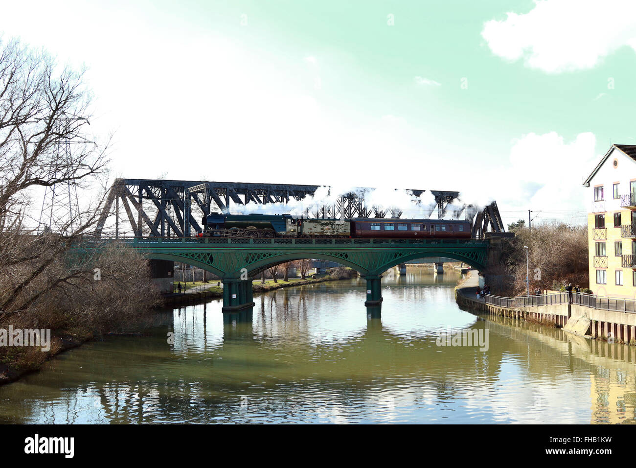 Peterborough, Cambridgeshire, Großbritannien. 24. Februar 2016. Die Flying Scotsman Dampf Zug kreuzen den Fluss Nene in Peterborough als macht es seinen Weg nach London für seinen ersten Passagierservice von London Kings Cross nach York Morgen. Flying Scotsman hat ein £ 4,2 Millionen Refit hatte, da es an der Ostküste Hauptstrecke 2005 zuletzt ausgeführt wurde.  Bildnachweis: Paul Marriott/Alamy Live-Nachrichten Stockfoto