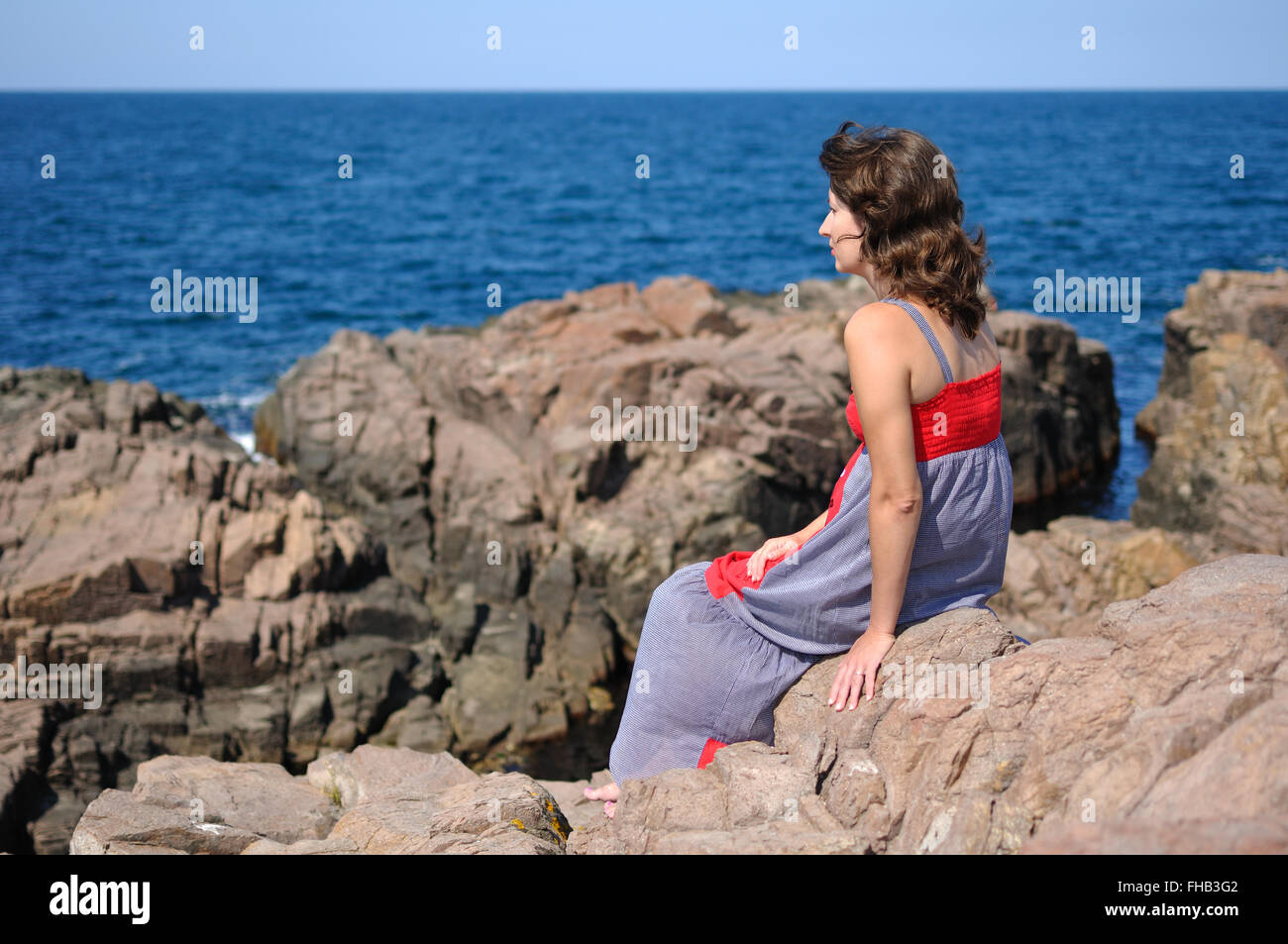 Einsame Frau am Ufer des Meeres Stockfoto