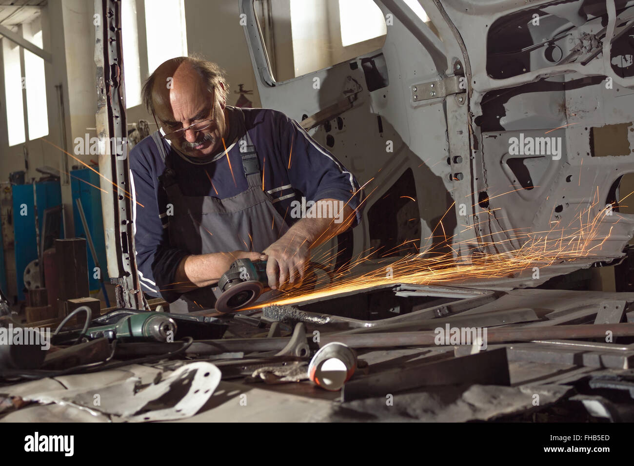Porträt eines glücklichen mittleren Alters Arbeitnehmers in seiner Werkstatt. Stockfoto