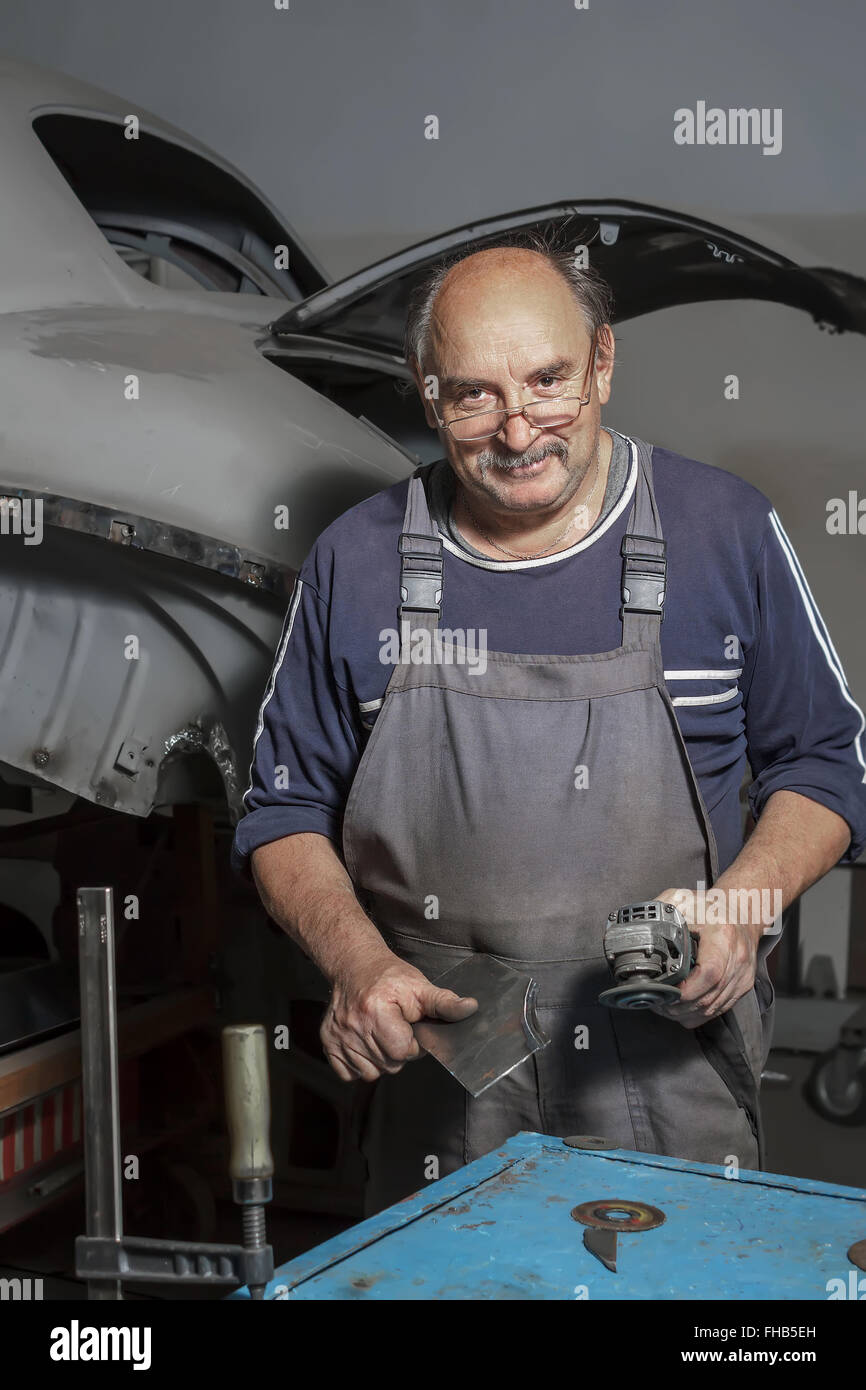 Porträt eines glücklichen mittleren Alters Arbeitnehmers in seiner Werkstatt. Stockfoto