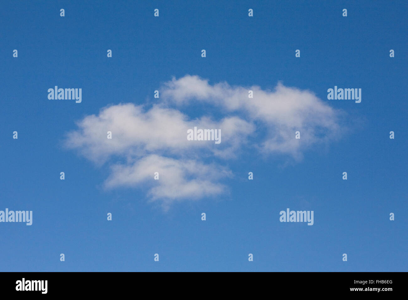 Weiße Wolken am blauen Himmel an einem Wintertag. Stockfoto